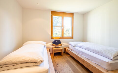 Taviarna Laax 3.6: Madera, Piso, Suelo, Diseño De Interiores, Cama, Habitación, Techo, Sábana, Marco De La Cama, Lecho