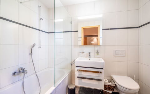 Taviarna Laax 3.6: Baño, Diseño De Interiores, Arreglo De Tubería, Piso, Suelo, Grifo, Lavabo, Techo, Plomería, Lavabo Del Baño