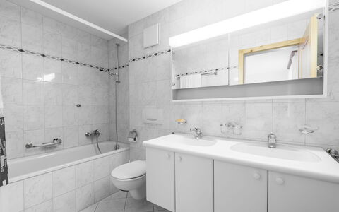 Val Mulin 8.2: Baño, Piso, Arreglo De Tubería, Diseño De Interiores, Suelo, Lavabo, Lavabo Del Baño, Grifo, Techo, Plomería