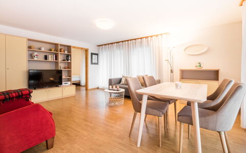 Val Mulin 8.2: Mueble, Diseño De Interiores, Piso, Suelo, Madera, Habitación, Techo, Sofá, Mesa, Sala