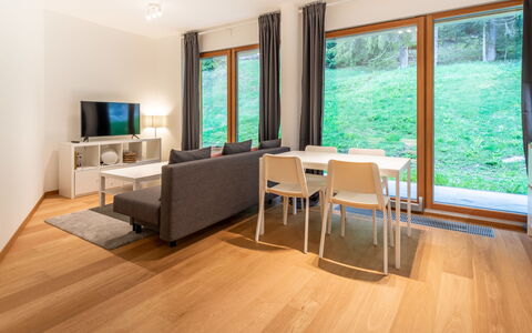 Cuolm Liung Apt. 52: Piso, Madera, Diseño De Interiores, Suelo, Suelos De Madera, Mueble, Sala, Madera Dura, Suelo Laminado, Manchas De Madera