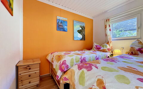 Wiek 200: Habitación, Amarillo, Casa, Sábana, Diseño De Interiores, Cama, Lecho, Cabaña, Marco De La Cama, Techo