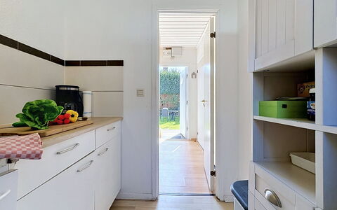 Wiek 200: Piso, Madera, Diseño De Interiores, Cocina, Suelo, Mostrador, Gabinetes, Aparato De Cocina, Techo, Casa