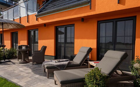Rambin 100: Mueble, Naranja, Diseño De Interiores, Silla, Mueble Para Exteriores, Departamento, Manchas De Madera, Diseño, Piscina, Hotel