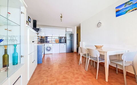 L'Acropole: Mueble, Mueble Para Exteriores, Silla, Sombra, Mesa Al Aire Libre, Planta De Casa, Patio, Yarda, Diseño, Balcón
