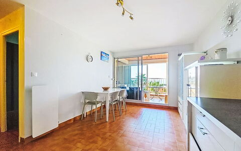 L'Acropole: Mueble, Mueble Para Exteriores, Silla, Sombra, Mesa Al Aire Libre, Planta De Casa, Patio, Yarda, Diseño, Balcón