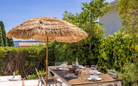 Floralies: Mueble, Mueble Para Exteriores, Silla, Sombra, Mesa Al Aire Libre, Planta De Casa, Patio, Yarda, Diseño, Balcón