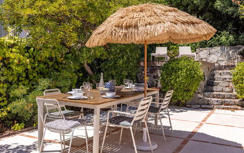 Floralies: Mueble, Mueble Para Exteriores, Silla, Sombra, Mesa Al Aire Libre, Planta De Casa, Patio, Yarda, Diseño, Balcón