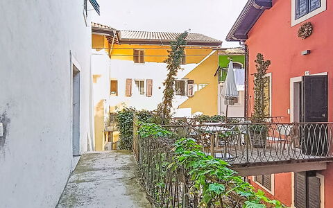 Via Monte Brione: Mueble, Mueble Para Exteriores, Silla, Sombra, Mesa Al Aire Libre, Planta De Casa, Patio, Yarda, Diseño, Balcón