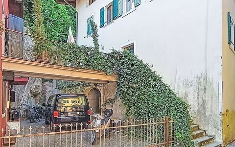 Via Monte Brione: Mueble, Mueble Para Exteriores, Silla, Sombra, Mesa Al Aire Libre, Planta De Casa, Patio, Yarda, Diseño, Balcón