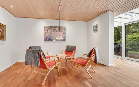 Floria - 500M from the Sea: Piso, Suelos De Madera, Suelo, Diseño De Interiores, Madera, Techo, Mueble, Suelo Laminado, Madera Dura, Marco