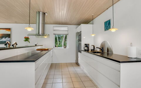 Floria - 500M from the Sea: Diseño De Interiores, Piso, Lámpara, Mostrador, Cocina, Madera, Techo, Suelo, Mueble, Encendiendo