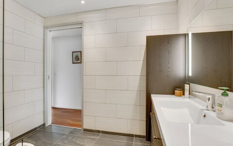 Floria - 500M from the Sea: Piso, Pared, Suelo, Diseño De Interiores, Madera, Techo, Baño, Arreglo De Tubería, Encendiendo, Mueble De Baño
