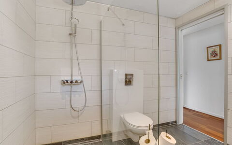 Floria - 500M from the Sea: Piso, Pared, Suelo, Diseño De Interiores, Arreglo De Tubería, Baño, Techo, Loseta, Baño, Plomería