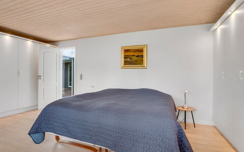 Floria - 500M from the Sea: Diseño De Interiores, Piso, Suelo, Madera, Suelos De Madera, Mueble, Techo, Habitación, Cama, Habitación