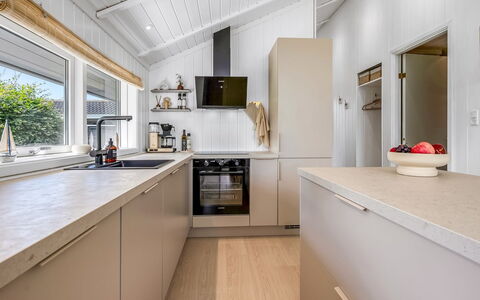 Kristanna - 1.2Km from the Sea: Cocina, Mostrador, Diseño De Interiores, Piso, Aparato De Cocina, Madera, Electrodoméstico, Techo, Gabinetes, Suelo