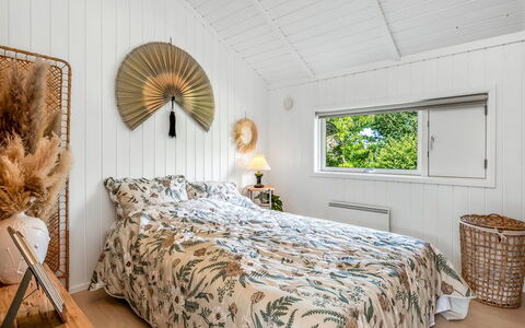 Kristanna - 1.2Km from the Sea: Habitación, Madera, Diseño De Interiores, Cama, Sábana, Lecho, Techo, Mueble, Linos, Piso