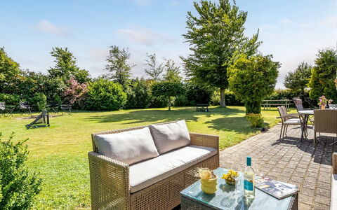 Kristanna - 1.2Km from the Sea: Mueble, Mueble Para Exteriores, Arbusto, Jardín, Silla, Mesa, El Terreno Del Lote, Mesa Al Aire Libre, Sombra, Césped