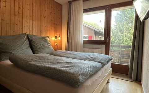 Haus Petunia: Mueble, Silla, Diseño De Interiores, Mesa, Habitación, Manchas De Madera, Balcón, Techo, Eco Hotel, Madera Dura