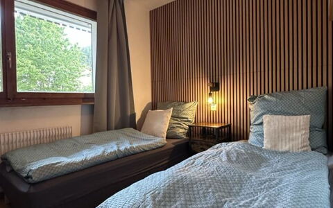 Haus Petunia: Mueble, Silla, Diseño De Interiores, Mesa, Habitación, Manchas De Madera, Balcón, Techo, Eco Hotel, Madera Dura