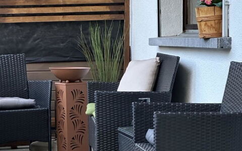 Haus Petunia: Mueble, Silla, Diseño De Interiores, Mesa, Habitación, Manchas De Madera, Balcón, Techo, Eco Hotel, Madera Dura