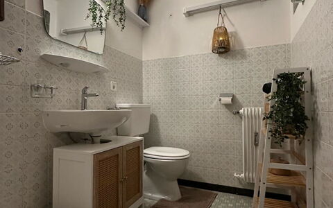 Haus Petunia: Mueble, Silla, Diseño De Interiores, Mesa, Habitación, Manchas De Madera, Balcón, Techo, Eco Hotel, Madera Dura