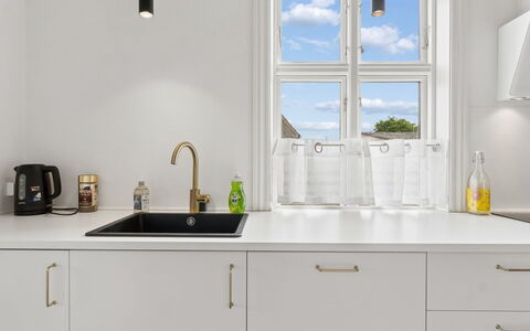 Toivo - 300M from the Sea: Diseño De Interiores, Cocina, Mostrador, Piso, Gabinetes, Arreglo De Tubería, Casa, Lámpara, Encendiendo, Mueble