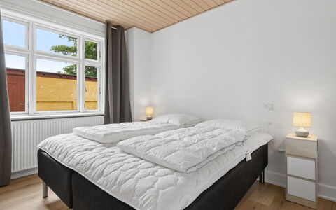 Toivo - 300M from the Sea: Habitación, Cama, Madera, Diseño De Interiores, Piso, Lecho, Suelo, Techo, Marco De La Cama, Sábana