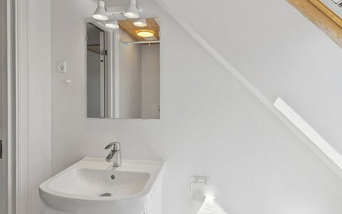 Toivo - 300M from the Sea: Pared, Arreglo De Tubería, Diseño De Interiores, Piso, Madera, Lavabo Del Baño, Suelo, Lavabo, Techo, Baño