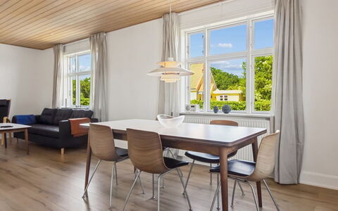 Toivo - 300M from the Sea: Mueble, Silla, Diseño De Interiores, Mesa, Habitación, Manchas De Madera, Balcón, Techo, Eco Hotel, Madera Dura
