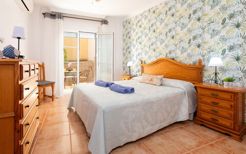 Chanquete: Mueble, Silla, Diseño De Interiores, Mesa, Habitación, Manchas De Madera, Balcón, Techo, Eco Hotel, Madera Dura