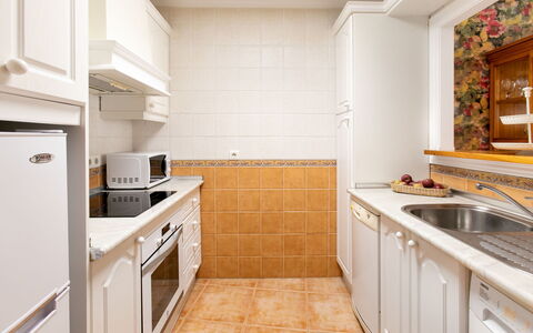 Chanquete: Mueble, Silla, Diseño De Interiores, Mesa, Habitación, Manchas De Madera, Balcón, Techo, Eco Hotel, Madera Dura