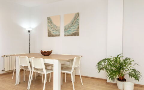 Matilde: Mueble, Silla, Diseño De Interiores, Mesa, Habitación, Manchas De Madera, Balcón, Techo, Eco Hotel, Madera Dura