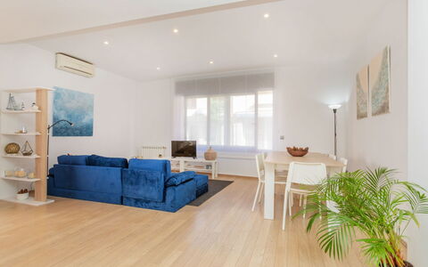 Matilde: Mueble, Silla, Diseño De Interiores, Mesa, Habitación, Manchas De Madera, Balcón, Techo, Eco Hotel, Madera Dura