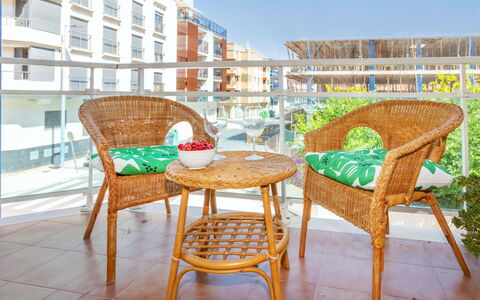 Sagredo: Mueble, Silla, Diseño De Interiores, Mesa, Habitación, Manchas De Madera, Balcón, Techo, Eco Hotel, Madera Dura
