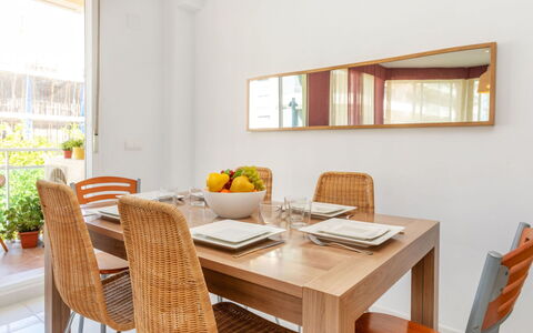 Sagredo: Mueble, Silla, Diseño De Interiores, Mesa, Habitación, Manchas De Madera, Balcón, Techo, Eco Hotel, Madera Dura