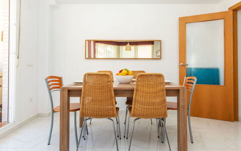Sagredo: Mueble, Silla, Diseño De Interiores, Mesa, Habitación, Manchas De Madera, Balcón, Techo, Eco Hotel, Madera Dura