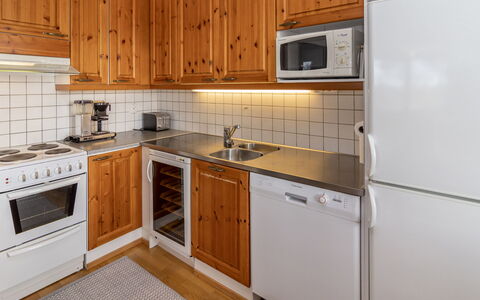 Karhunvartijan Tupa A4: Cocina, Aparato De Cocina, Electrodoméstico, Piso, Mostrador, Madera, Gabinetes, Diseño De Interiores, Suelo, Lavabo