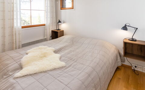 Karhunvartijan Tupa A4: Cama, Mueble, Lecho, Habitación, Diseño De Interiores, Sábana, Suelo, Piso, Madera, Linos