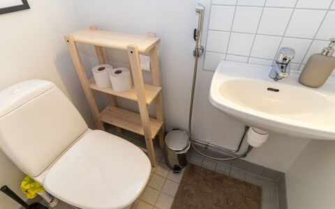 Karhunvartijan Tupa A4: Asiento Del Baño, Baño, Arreglo De Tubería, Baño, Piso, Suelo, Diseño De Interiores, Plomería, Habitación, Lavabo Del Baño