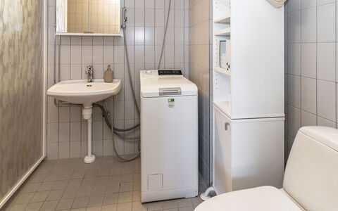 Karhunvartijan Tupa A4: Arreglo De Tubería, Piso, Suelo, Diseño De Interiores, Baño, Baño, Lavabo, Plomería, Habitación, Lavabo Del Baño