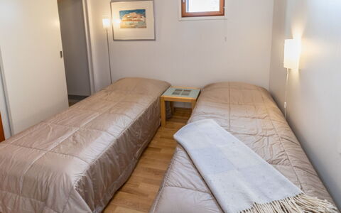 Karhunvartijan Tupa A4: Cama, Suelo, Piso, Habitación, Pared, Madera, Sábana, Diseño De Interiores, Techo, Lecho