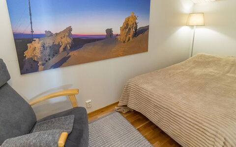 Karhunvartijan Tupa A4: Pared, Suelo, Piso, Diseño De Interiores, Madera, Mueble, Habitación, Cama, Habitación, Sábana