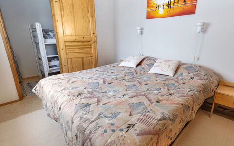 Teerenpesue D 27: Cama, Mueble, Lecho, Habitación, Diseño De Interiores, Sábana, Suelo, Pared, Madera, Piso