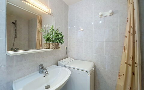 L'Ange Oliver: Lavabo Del Baño, Baño, Arreglo De Tubería, Pared, Piso, Lavabo, Suelo, Diseño De Interiores, Grifo, Plomería