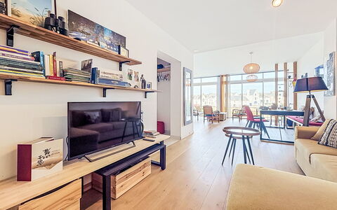 Sombreuil: Mueble, Diseño De Interiores, Piso, Suelo, Suelos De Madera, Madera, Sofá, Techo, Sala, Habitación