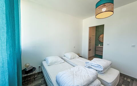 Sombreuil: Mueble, Suelo, Habitación, Piso, Madera, Cama, Diseño De Interiores, Textil, Sábana, Techo