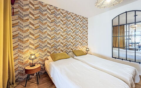 Sombreuil: Diseño De Interiores, Pared, Piso, Suelo, Habitación, Textil, Techo, Linos, Mueble, Cama
