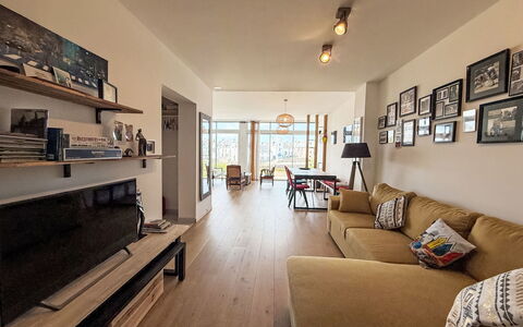 Sombreuil: Mueble, Diseño De Interiores, Piso, Sofá, Suelo, Techo, Madera, Sala, Habitación, Suelos De Madera