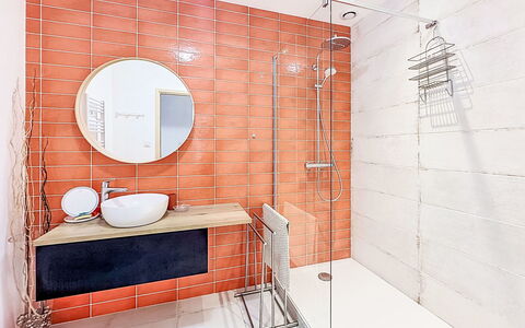 Sombreuil: Piso, Arreglo De Tubería, Baño, Suelo, Naranja, Loseta, Diseño De Interiores, Plomería, Material Compuesto, Espejo